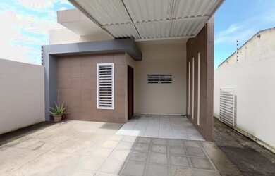 Imagem: A casa possui 3 Dormitórios, 2 Banheiros, 2 Vagas na garagem