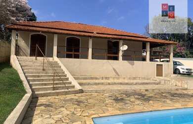 Imagem: A casa possui 3 Dormitórios, 2 Banheiros, 5 Vagas na garagem