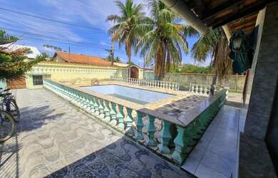 Imagem: A casa possui 4 Dormitórios, 4 Banheiros, 5 Vagas na garagem