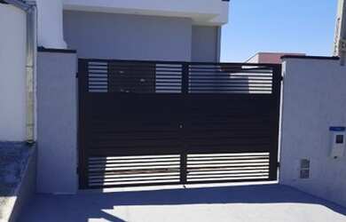 Imagem: A casa possui 2 Dormitórios, 2 Banheiros, 2 Vagas na garagem