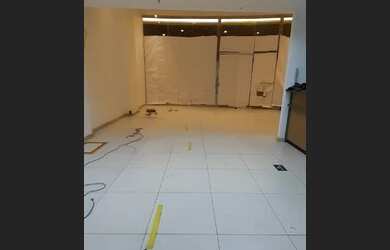 Imagem: O depósito possui 5 Vagas na garagem e 124m² de Área e está