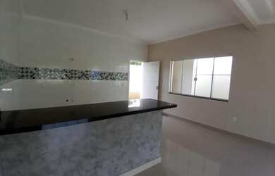 Imagem: A casa à venda possui 2 Dormitórios, 2 Banheiros, 2 Vagas