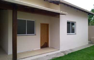 Imagem: A casa possui 3 Dormitórios, 2 Banheiros, 3 Vagas na garagem