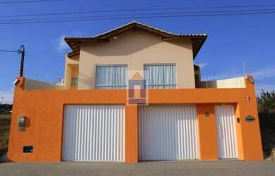 Imagem: A casa possui 4 Dormitórios, 3 Banheiros, 4 Vagas na garagem