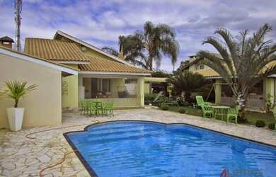 Imagem: A casa possui 5 Dormitórios, 5 Banheiros, 2 Vagas na garagem