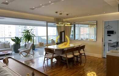 Imagem: O apartamento possui 4 Dormitórios, 5 Banheiros, 240m² de