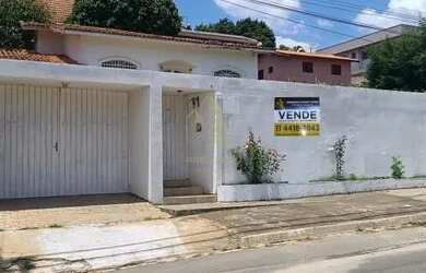 Imagem: A casa possui 3 Dormitórios, 2 Banheiros, 4 Vagas na garagem