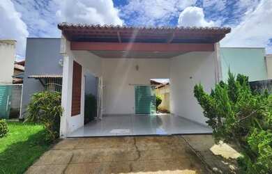 Imagem: A casa possui 3 Dormitórios, 2 Banheiros, 2 Vagas na garagem