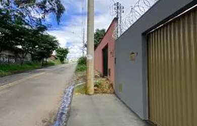 Imagem: A casa possui 3 Dormitórios, 2 Banheiros, 2 Vagas na garagem