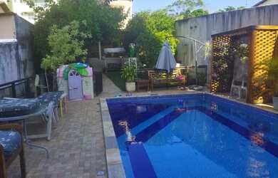 Imagem: A casa possui 4 Dormitórios, 3 Banheiros, 4 Vagas na garagem