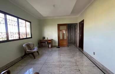 Imagem: A casa possui 4 Dormitórios, 2 Banheiros, 2 Vagas na garagem