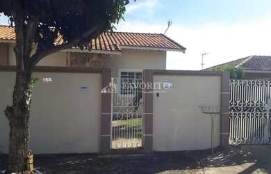 Imagem: A casa possui 3 Dormitórios, 2 Banheiros, 2 Vagas na garagem