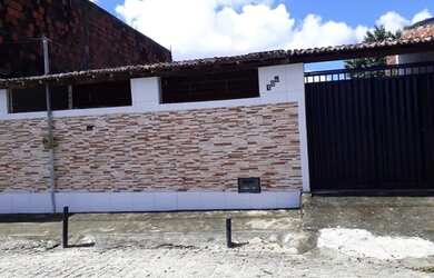 Imagem: A casa possui 2 Dormitórios, 1 Banheiro e 2 Vagas na garagem