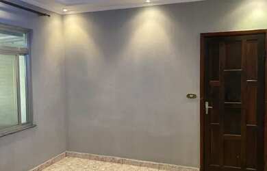 Imagem: A casa possui 2 Dormitórios, 2 Banheiros, 2 Vagas na garagem