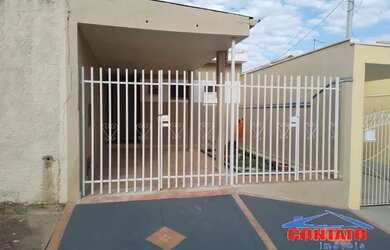 Imagem: A casa possui 3 Dormitórios, 2 Banheiros, 1 Vaga na garagem