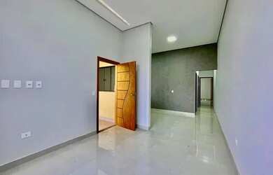 Imagem: A casa possui 3 Dormitórios, 2 Banheiros, 2 Vagas na garagem