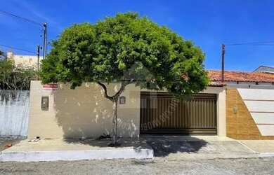 Imagem: A casa possui 3 Dormitórios, 2 Banheiros, 2 Vagas na garagem