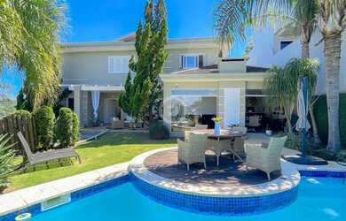 Imagem: A casa possui 4 Dormitórios, 2 Banheiros, 5 Vagas na garagem