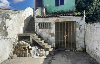 Imagem: A casa possui 2 Dormitórios, 1 Banheiro, 2 Vagas na garagem