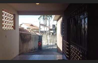 Imagem: A casa à venda possui 3 Dormitórios, 1 Banheiro, 1 Vaga na