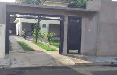 Imagem: A casa possui 5 Dormitórios, 3 Banheiros, 2 Vagas na garagem