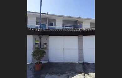 Imagem: A casa possui 3 Dormitórios, 3 Banheiros, 2 Vagas na garagem