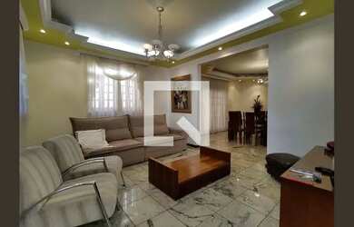 Imagem: A casa possui 4 Dormitórios, 3 Banheiros, 4 Vagas na garagem