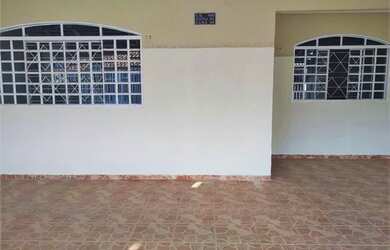 Imagem: A casa possui 3 Dormitórios, 1 Banheiro, 2 Vagas na garagem