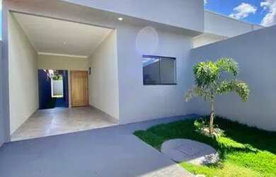 Imagem: A casa possui 3 Dormitórios, 2 Banheiros, 2 Vagas na garagem