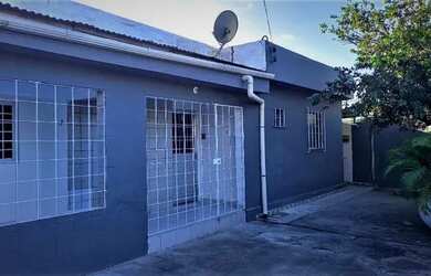 Imagem: A casa possui 3 Dormitórios, 2 Vagas na garagem, 130m² de