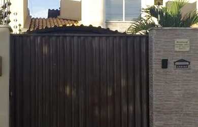 Imagem: A casa possui 2 Dormitórios, 1 Banheiro, 2 Vagas na garagem