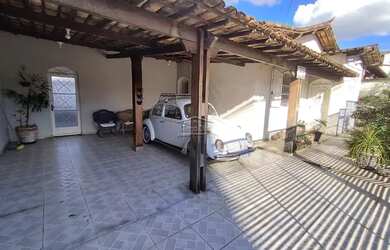 Imagem: A casa possui 3 Dormitórios, 3 Banheiros, 2 Vagas na garagem