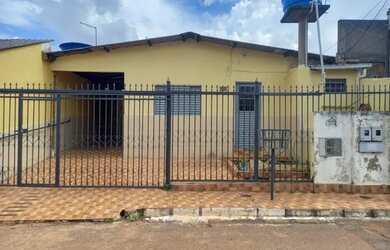 Imagem: A casa possui 1 Dormitório, 1 Banheiro, 1 Vaga na garagem