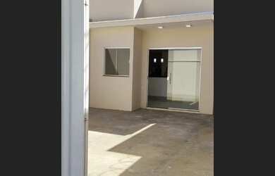 Imagem: A casa possui 3 Dormitórios, 2 Banheiros, 2 Vagas na garagem