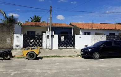 Imagem: A casa possui 2 Dormitórios, 1 Banheiro, 1 Vaga na garagem