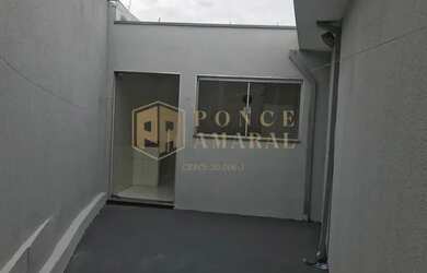 Imagem: A casa possui 3 Dormitórios, 1 Banheiro, 1 Vaga na garagem