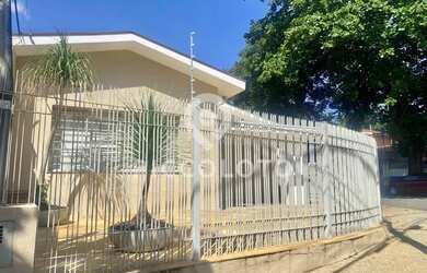 Imagem: A casa possui 3 Dormitórios, 3 Banheiros, 4 Vagas na garagem