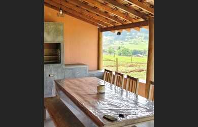 Imagem: A casa possui 2 Dormitórios, 5 Vagas na garagem, 1.800m² de