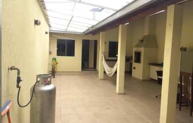 Imagem: A casa possui 3 Dormitórios, 3 Banheiros, 3 Vagas na garagem