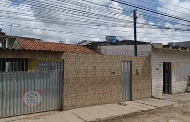 Imagem: A casa possui 3 Dormitórios, 2 Banheiros, 2 Vagas na garagem