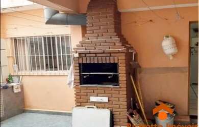 Imagem: A casa possui 2 Dormitórios, 1 Banheiro, 2 Vagas na garagem