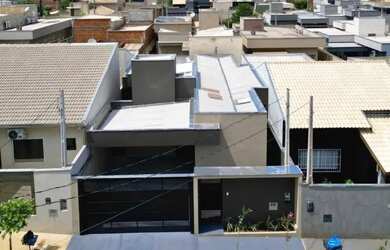 Imagem: A casa possui 3 Dormitórios, 1 Banheiro, 2 Vagas na garagem