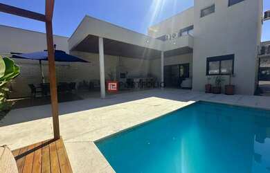 Imagem: A casa possui 3 Dormitórios, 4 Banheiros, 182m² de Área e