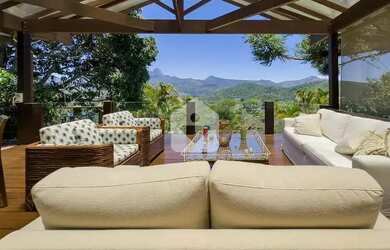 Imagem: A casa possui 5 Dormitórios, 5 Banheiros, 2 Vagas na garagem