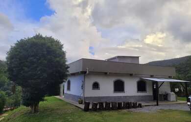 Imagem: A casa possui 3 Dormitórios, 2 Banheiros, 5 Vagas na garagem