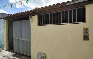 Imagem: A casa possui 2 Dormitórios, 1 Banheiro, 1 Vaga na garagem