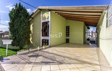 Imagem: A casa possui 5 Dormitórios, 5 Banheiros, 4 Vagas na garagem