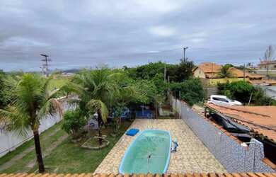 Imagem: A casa possui 4 Dormitórios, 3 Banheiros, 5 Vagas na garagem