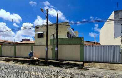 Imagem: A casa em condomínio possui 4 Dormitórios, 4 Banheiros, 2