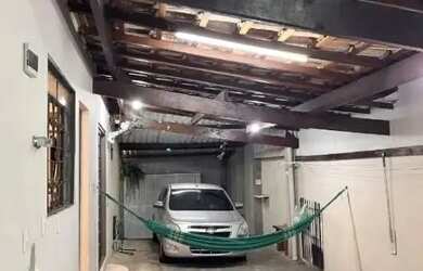 Imagem: A casa possui 2 Dormitórios, 1 Banheiro, 1 Vaga na garagem